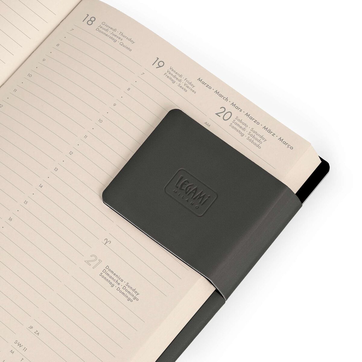 Legami Medium Weekly Diary mit Notizbuch „Black Suit“ – 2028